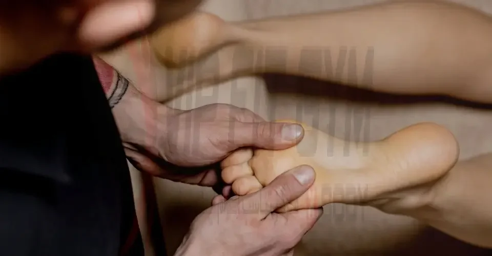 ماساژ کف پا برای دیسک کمر + آموزش و معرفی نقاطه کف پا برای دیسک کمر