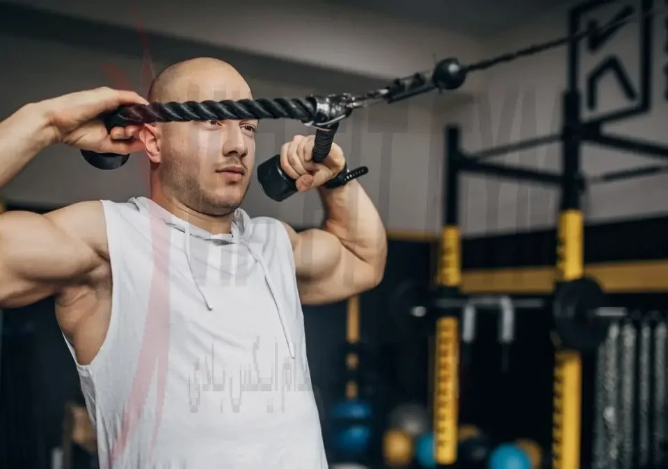 آموزش حرکات با کش برای زیر بغل با عکس