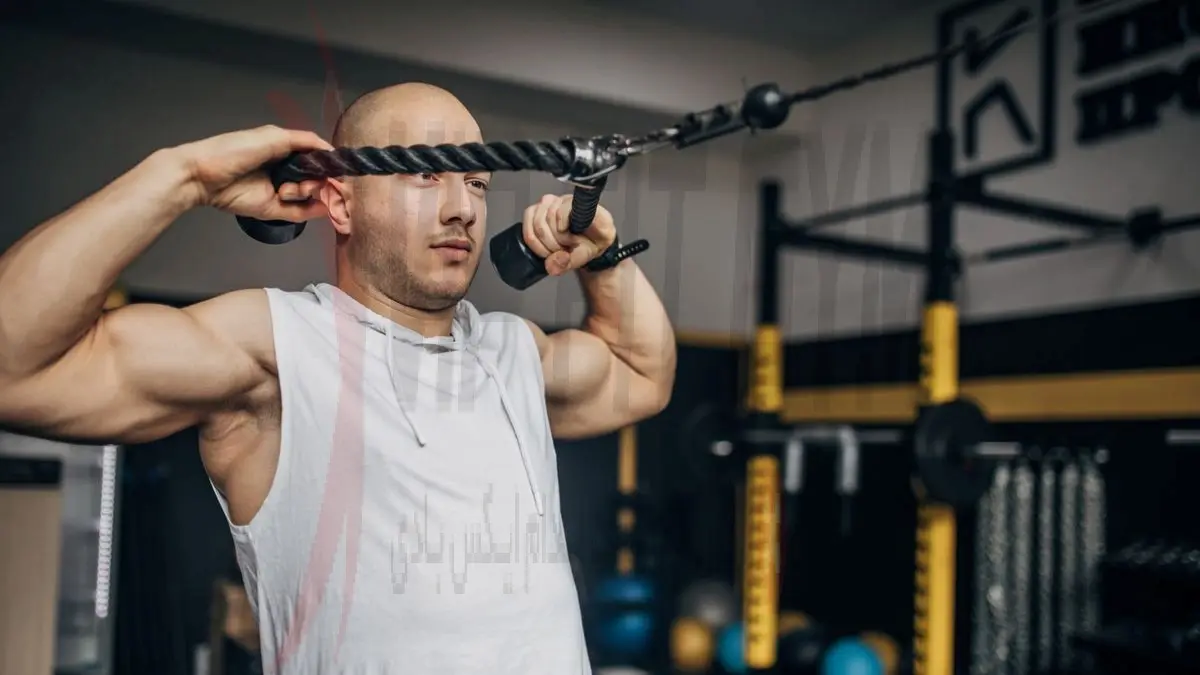 آموزش حرکات با کش برای زیر بغل با عکس