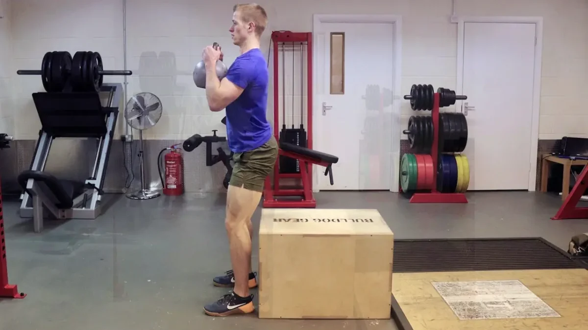 آموزش حرکت اسکوات نشسته با دمبل با عکس