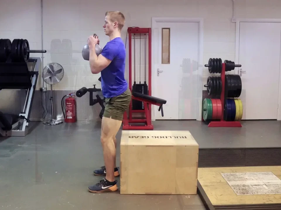 آموزش حرکت اسکوات نشسته با دمبل با عکس