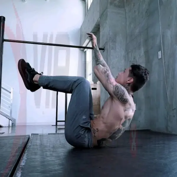 بالا آوردن زانو با دمبل حرکات شکمی