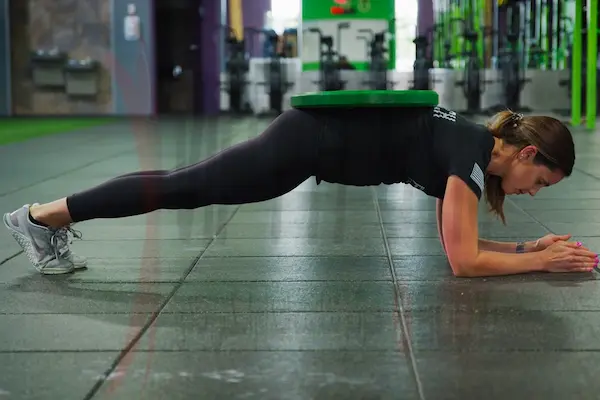 پلانک با صفحه وزنه حرکات شکمی