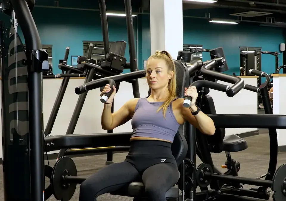 آموزش حرکت پرس سرشانه دستگاه موازی