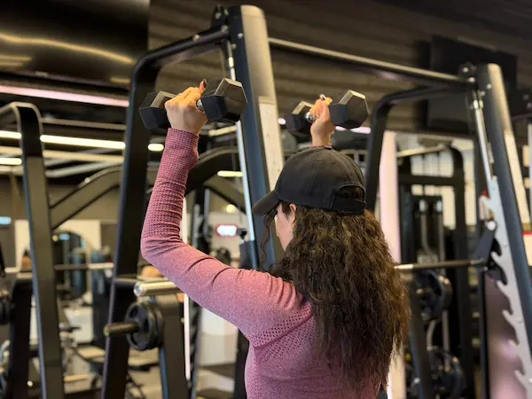 آموزش حرکت پرس سرشانه دمبل موازی ایستاده