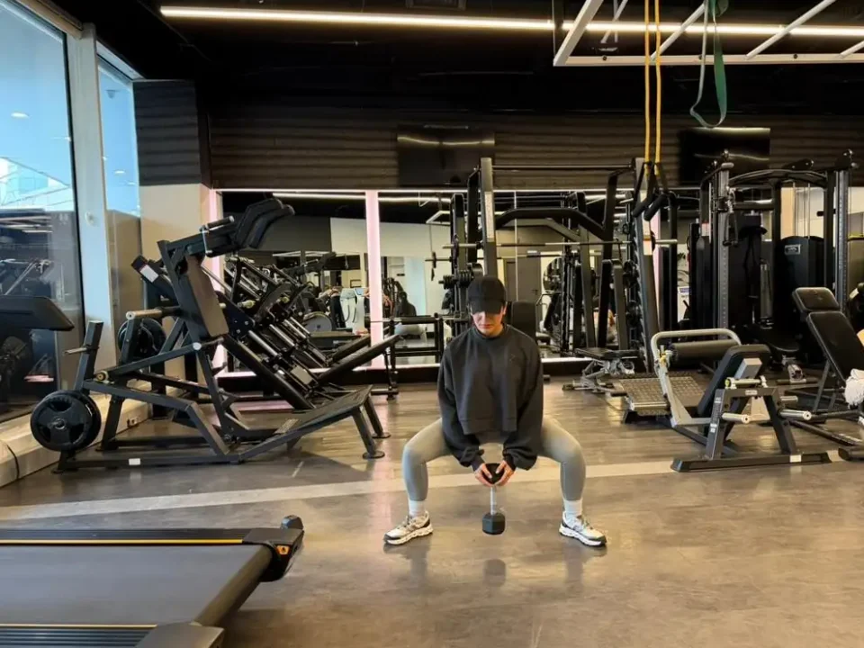 آموزش حرکت سومو اسکوات + ویدیو آموزشی و تعداد ست های مناسب