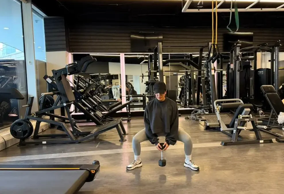 آموزش حرکت سومو اسکوات + ویدیو آموزشی و تعداد ست های مناسب